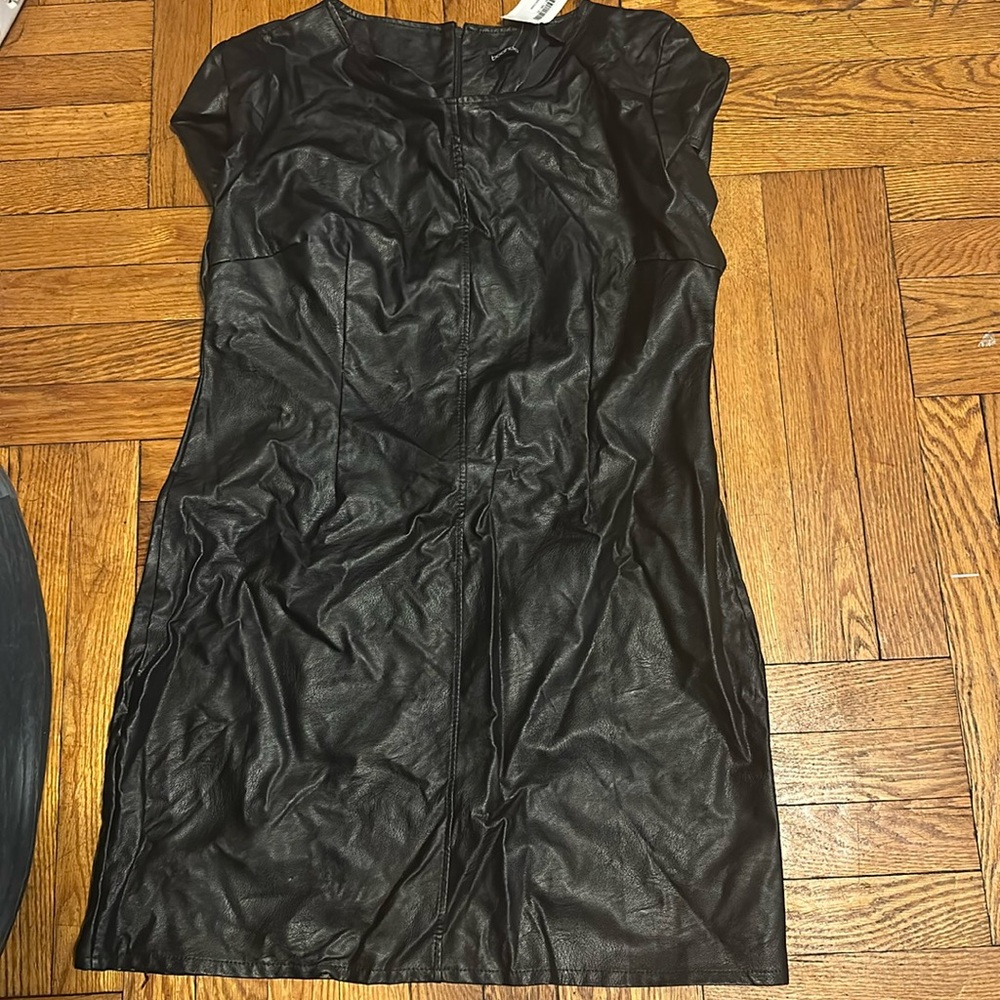 A black plus pu cap sleeve shift dress